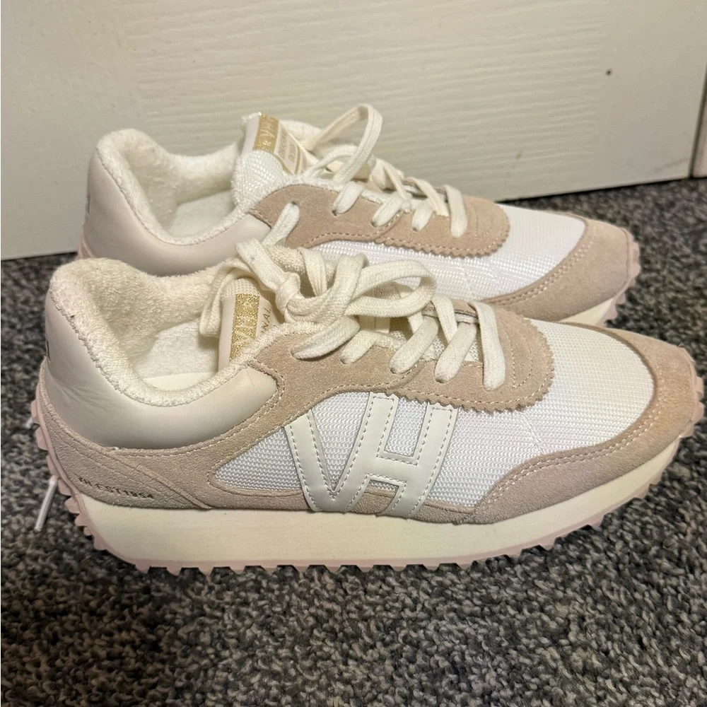 Women's White and Tan Sneakers‎